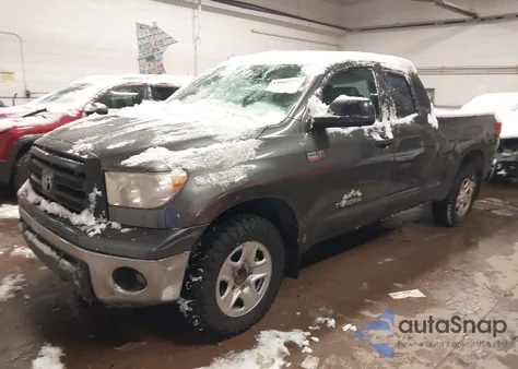 2011 Toyota Tundra Grade 5.7L V8 z USA, uszkodzony, nr VIN 5TFRY5F18BX098928